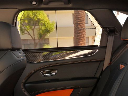 Used 2025 Bentley Bentayga AWD/4WD image 19