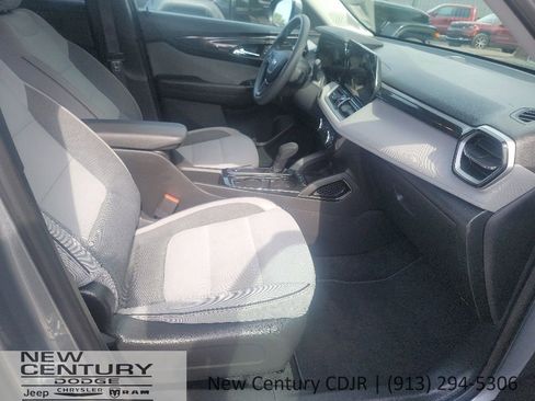 Used 2025 Chevrolet TrailBlazer LT AWD/4WD image 19