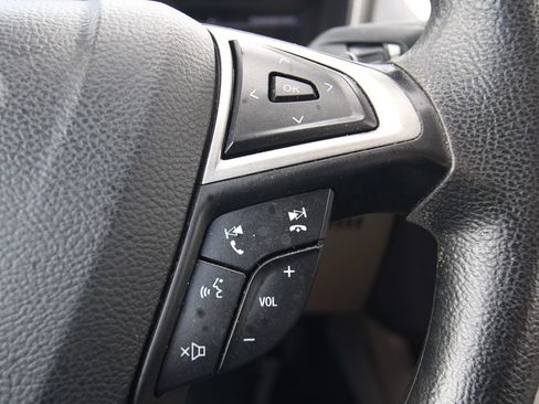 Used 2018 Ford Fusion SE w/ Fusion SE Technology Package FWD image 19