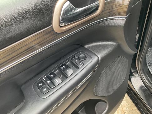 Used 2017 Jeep Grand Cherokee Overland image 11