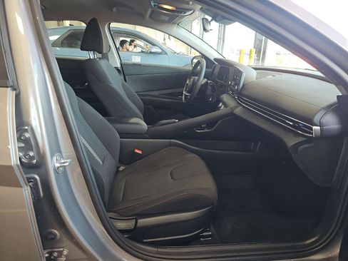 Used 2025 Hyundai Elantra SE FWD image 7