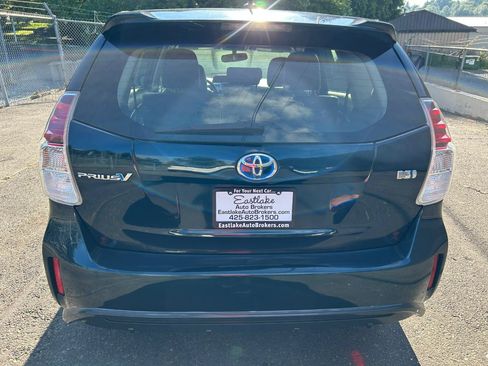 Used 2017 Toyota Prius V Four w/ Carpet Mat Package FWD image 6