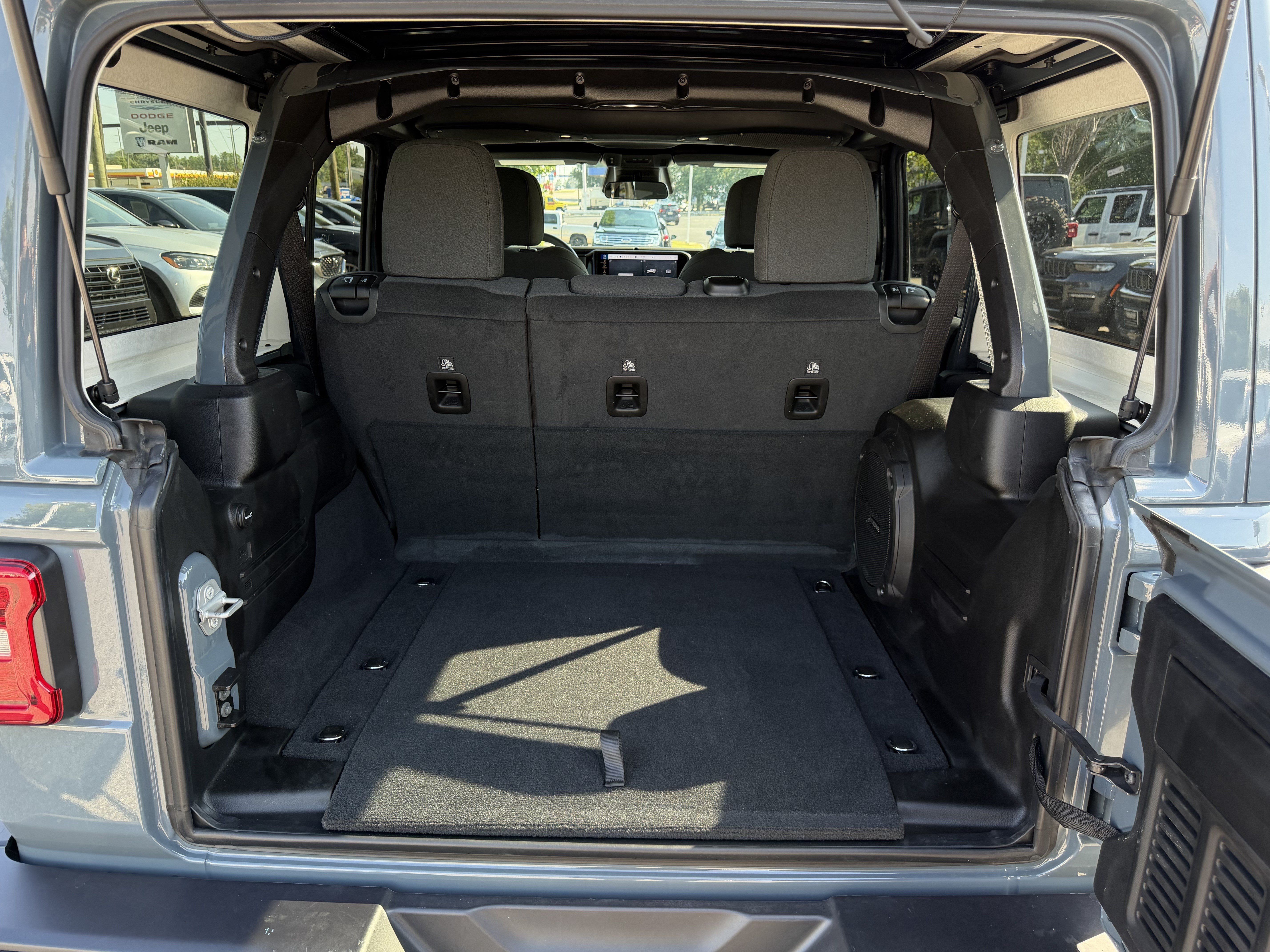 Used 2026 Jeep Wrangler Unlimited Sahara AWD/4WD image 34