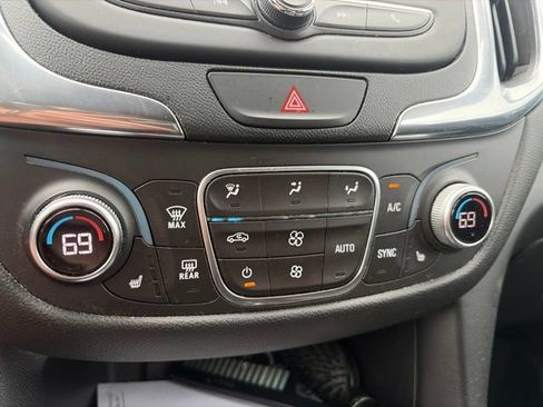 Used 2018 Chevrolet Equinox LT FWD image 9