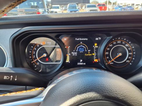 Used 2025 Jeep Wrangler Sahara image 13