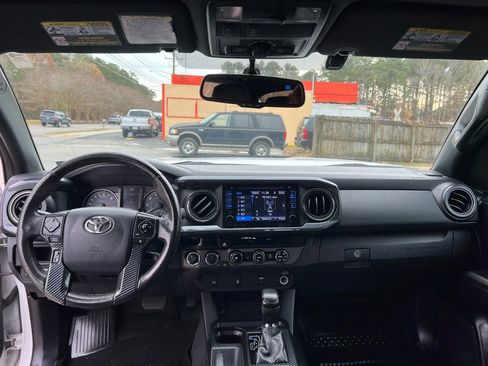 Used 2017 Toyota Tacoma TRD Off-Road image 21