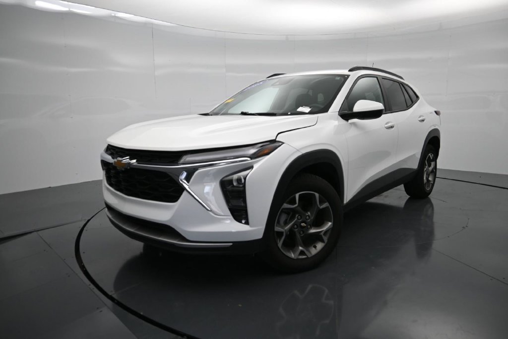 Used 2025 Chevrolet Trax LT FWD image 9