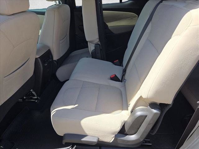 Used 2023 Chevrolet Traverse LS FWD image 18