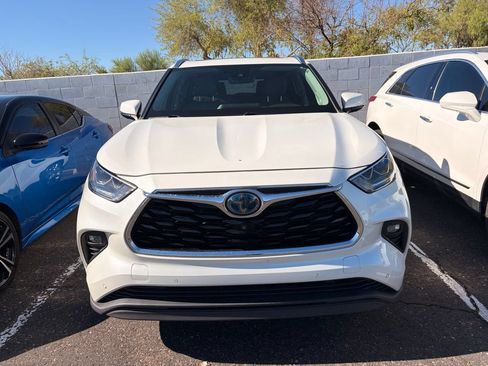 Used 2020 Toyota Highlander Limited FWD image 3