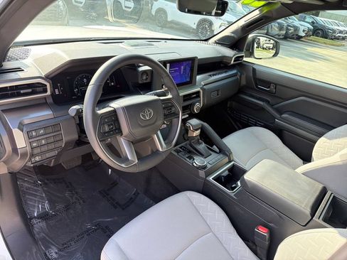 Used 2025 Toyota Tacoma SR5 w/ SR5 Upgrade Package AWD/4WD image 14