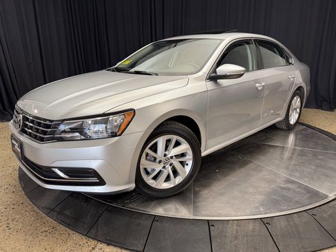 Used 2018 Volkswagen Passat 2.0T SE image 2