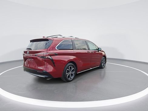 Used 2025 Toyota Sienna Platinum image 9
