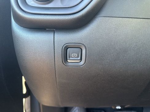 Used 2024 Chevrolet Silverado 2500 Custom w/ Custom Value Package image 12