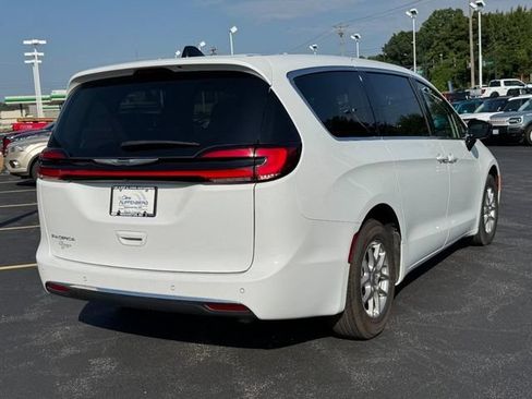 Used 2024 Chrysler Pacifica Touring-L FWD image 3