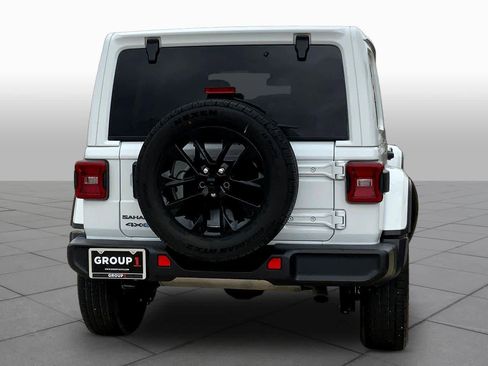Used 2025 Jeep Wrangler Sahara image 5
