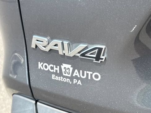 Used 2021 Toyota RAV4 LE AWD/4WD image 18