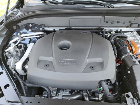 New 2025 Volvo XC60 T8 Plus w/ Climate Package image 9