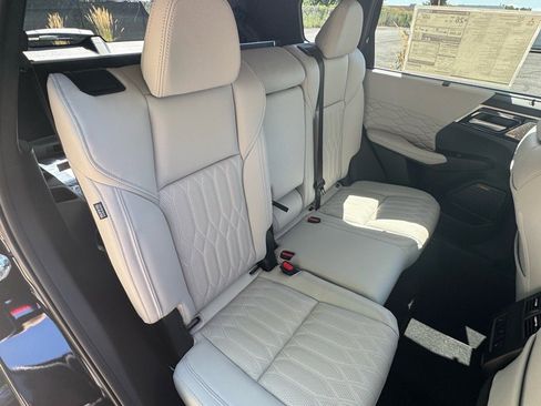 Used 2025 Mitsubishi Outlander AWD image 15