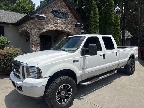 Used 2005 Ford F350 XLT image 2