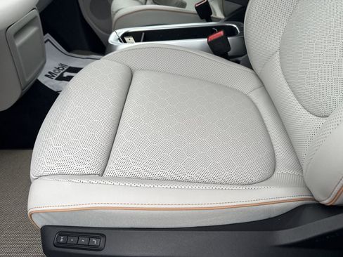 New 2025 Volkswagen ID. Buzz 1st Edition RWD image 8