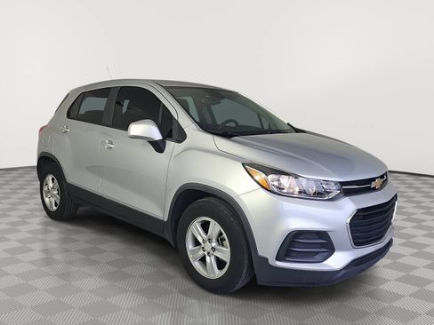 Used 2020 Chevrolet Trax LS FWD image 2