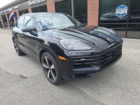 Used 2024 Porsche Cayenne AWD/4WD image 3