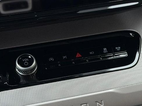 New 2025 Ford Expedition Active image 18