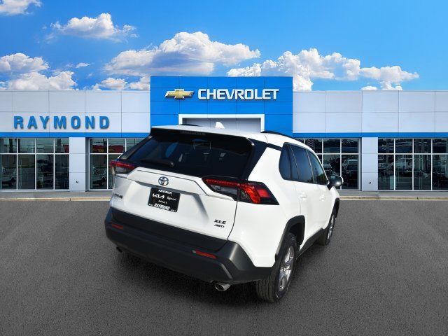 Used 2025 Toyota RAV4 XLE AWD/4WD image 3
