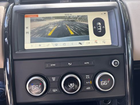 Used 2020 Land Rover Discovery SE image 16