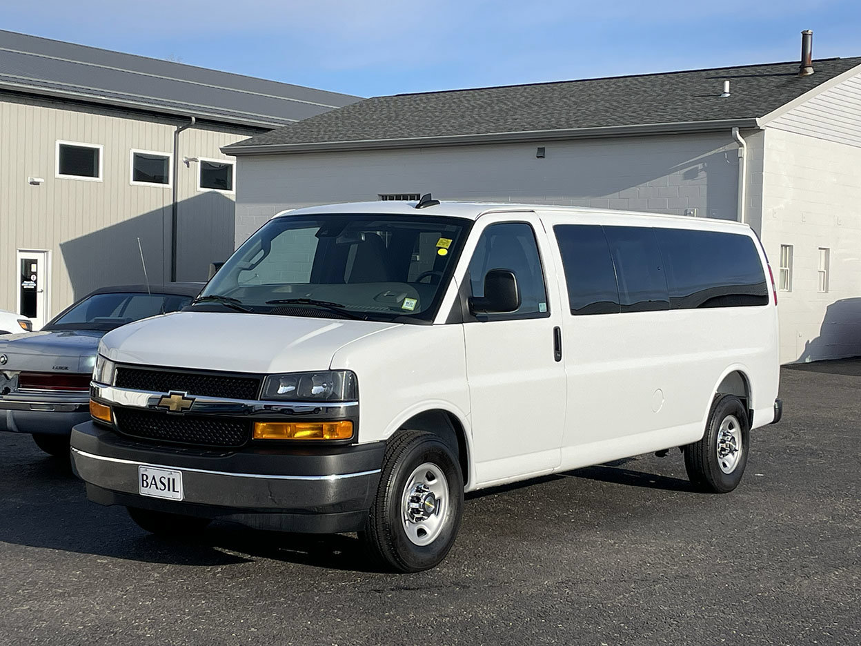 Used 2025 Chevrolet Express 3500 LT w/ LT Preferred Equipment Group RWD image 4