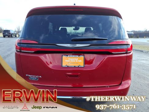 Certified 2025 Chrysler Pacifica Select image 6