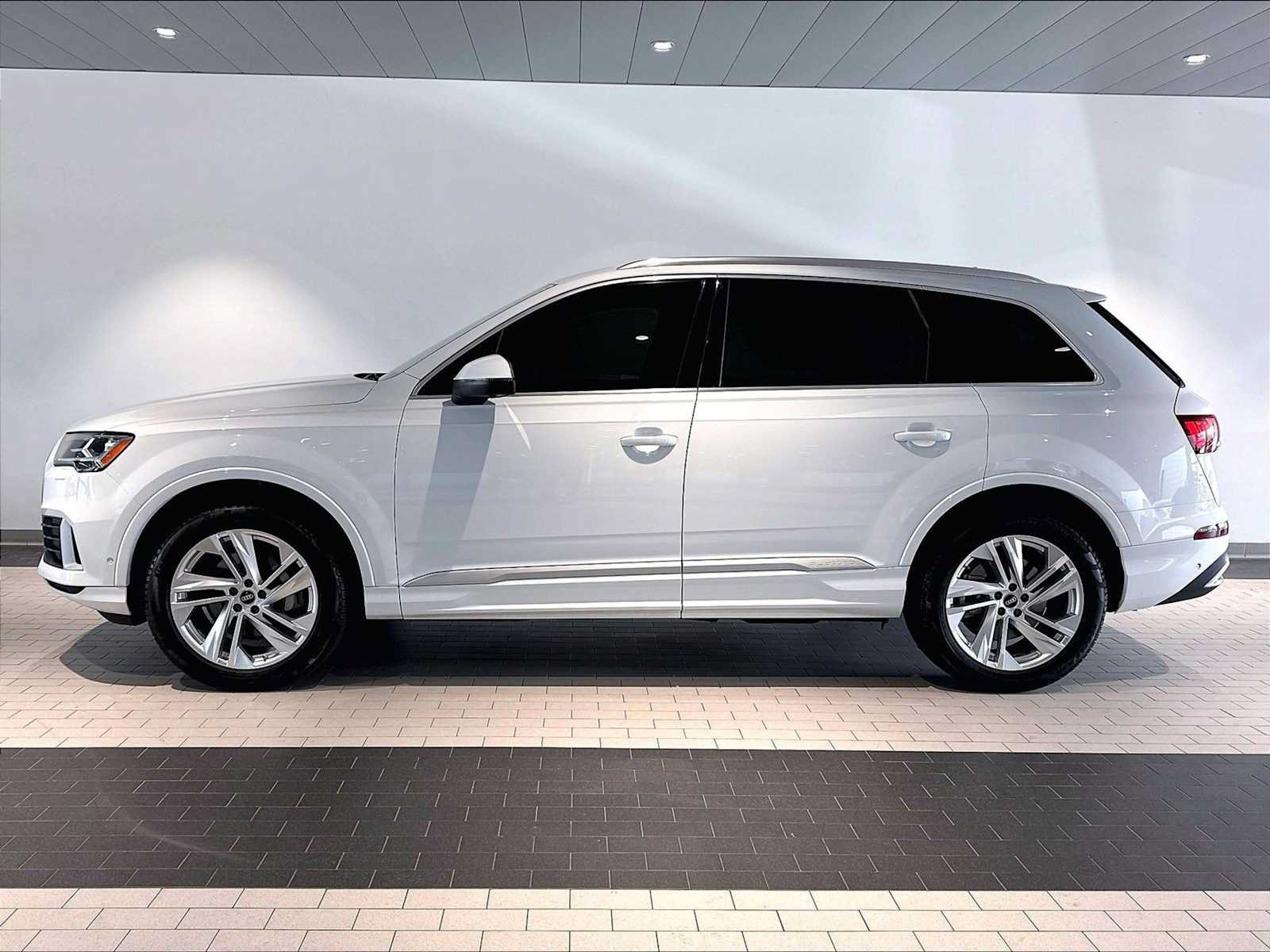 Used 2023 Audi Q7 2.0T Premium w/ Convenience Package AWD/4WD image 2