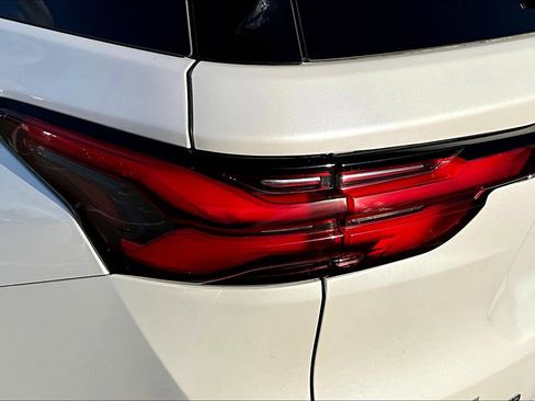 Used 2023 Chevrolet Traverse High Country image 25