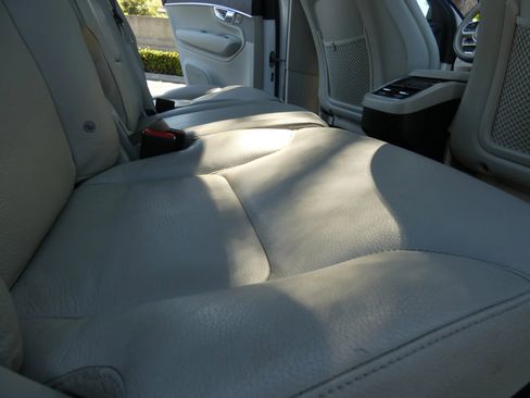 Used 2020 Volvo XC90 T6 Momentum image 40