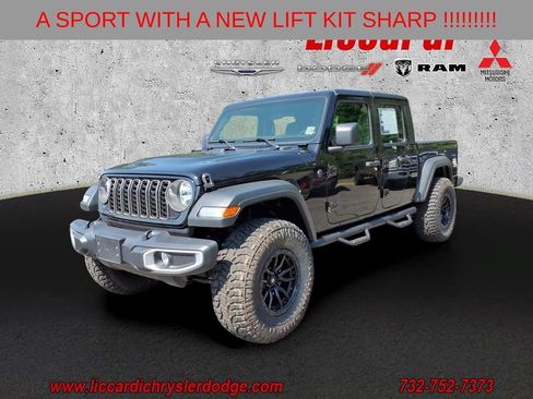 Used 2025 Jeep Gladiator Sport AWD/4WD image 3