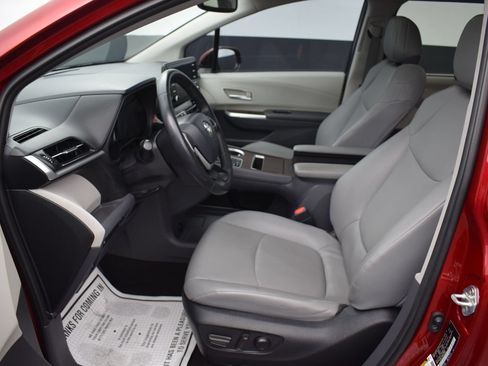 Used 2022 Toyota Sienna XLE FWD image 16