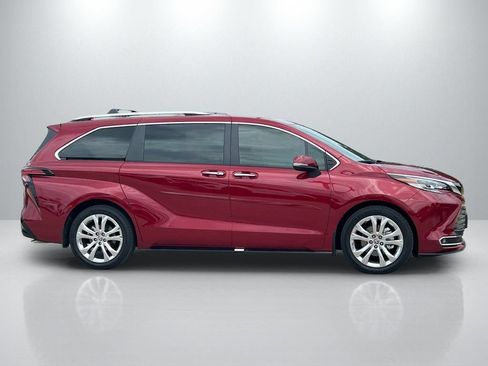 Used 2023 Toyota Sienna Platinum FWD image 4