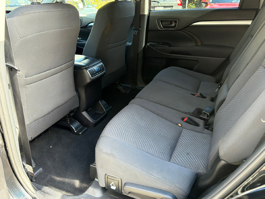 Used 2019 Toyota Highlander LE AWD/4WD image 16