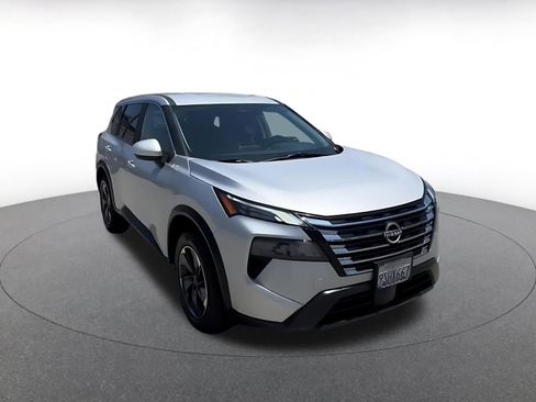 Used 2025 Nissan Rogue SV FWD image 3