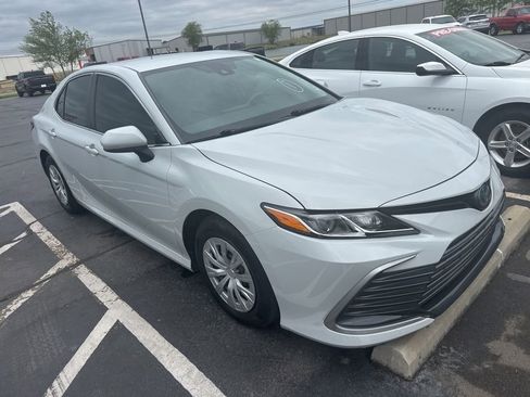 Used 2022 Toyota Camry LE FWD image 3