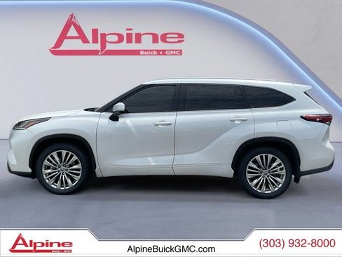 Used 2025 Toyota Highlander Platinum AWD/4WD image 2