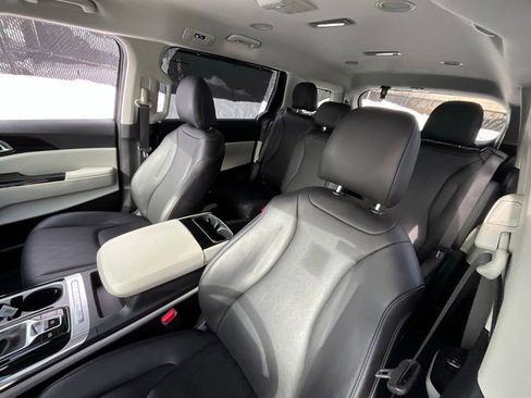 Used 2024 Kia Carnival EX image 9