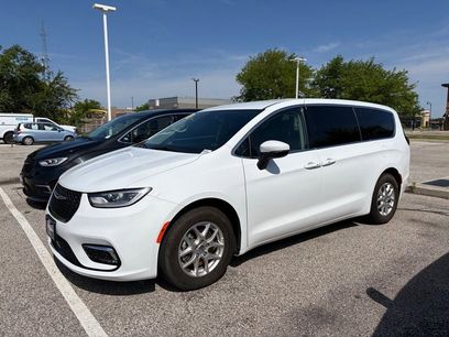 Used 2023 Chrysler Pacifica Touring-L