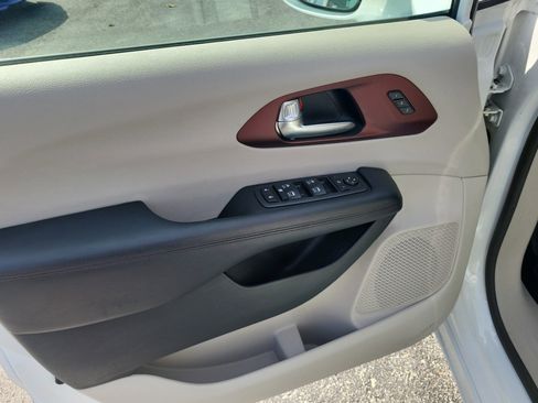 Used 2020 Chrysler Pacifica Limited FWD image 17