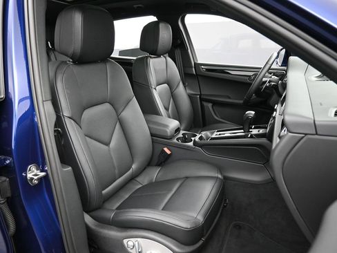 Certified 2025 Porsche Macan AWD/4WD image 31