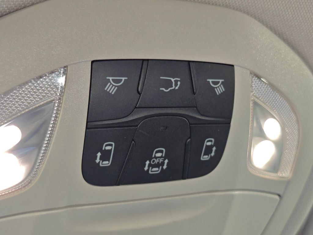 Used 2024 Chrysler Pacifica Touring-L FWD image 8