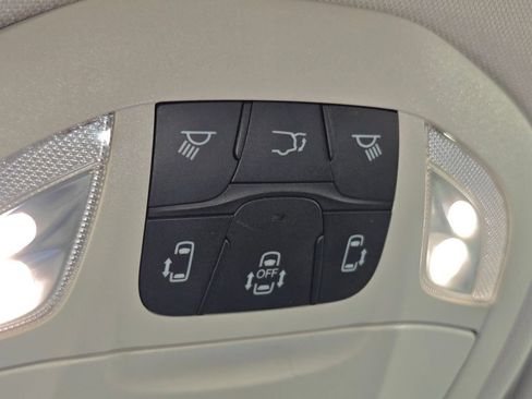 Used 2024 Chrysler Pacifica Touring-L FWD image 8