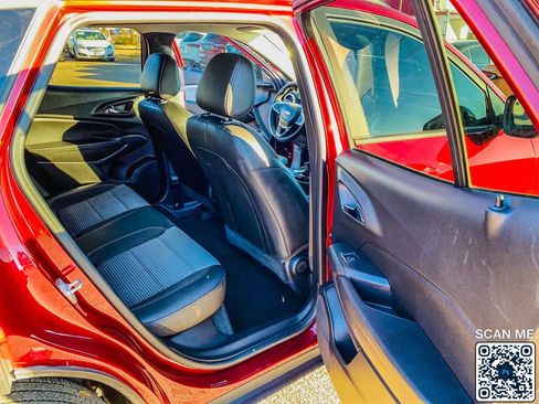 Used 2025 Chevrolet Trax LT w/ Driver Confidence Package image 14