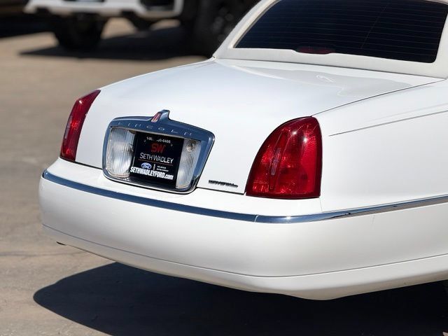 Used 2002 Lincoln Town Car Executive RWD image 12
