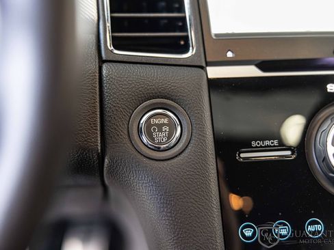 Used 2018 Ford Taurus SHO image 27